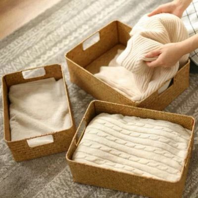 panier rangement sur lit main femme range catégorise linge