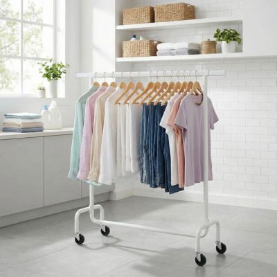 portant à vetement blanc suspendu chemise t-shirt jean buanderie