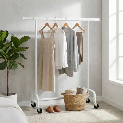 portant à vetement blanc suspendu robe chemise pantalon chambre