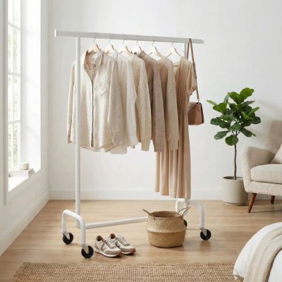 portant à vetement blanc suspendu robe chemise sac chambre