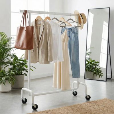 portant à vetement blanc suspendu robe veste sac chapeau studio