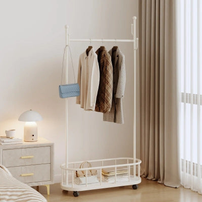 portant à vetement blanc suspendu sac vêtement chambre