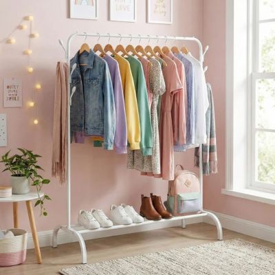 portant à vetement blanc suspendu sweat robe chaussures chambre adolescente