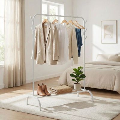 portant à vetement blanc suspendu veste chemise chaussures chambre