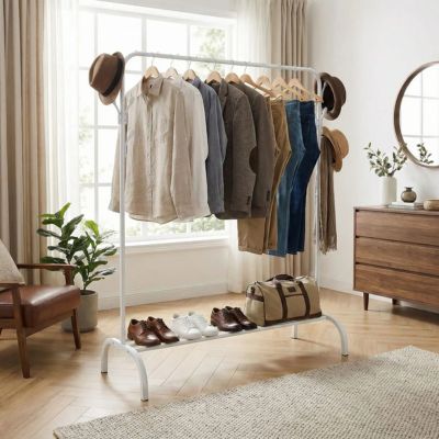 portant à vetement blanc suspendu veste chemise pantalon chapeau chambre