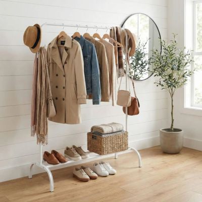 portant à vetement blanc suspendu veste parka sac chaussures entree