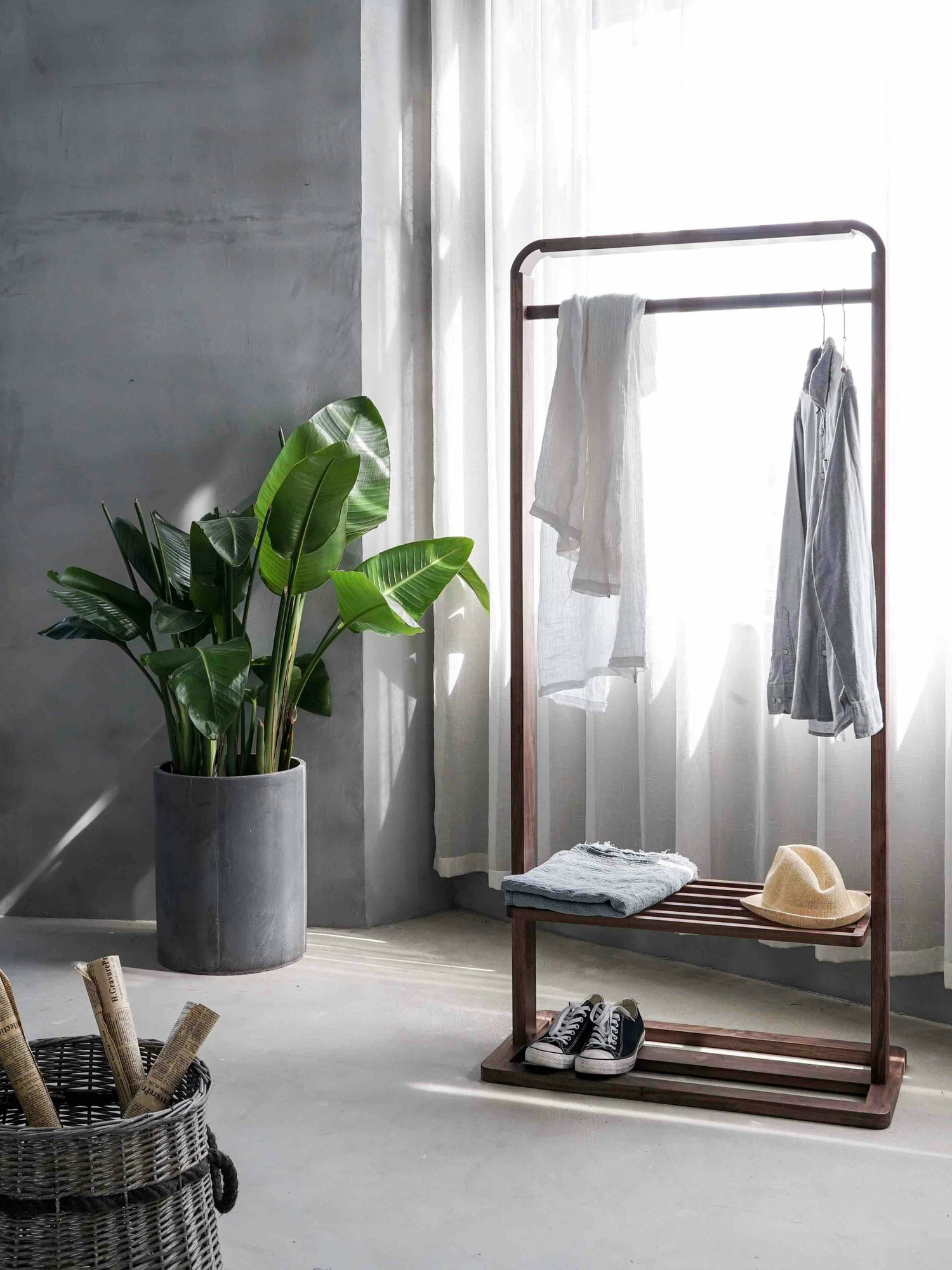 portant vetement design en bois plante fenetre chambre