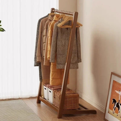 portant vetements en bois de profil fenetre tableau