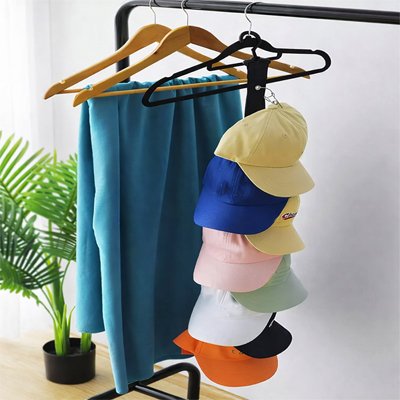 porte casquette accroché cintre portant vetement
