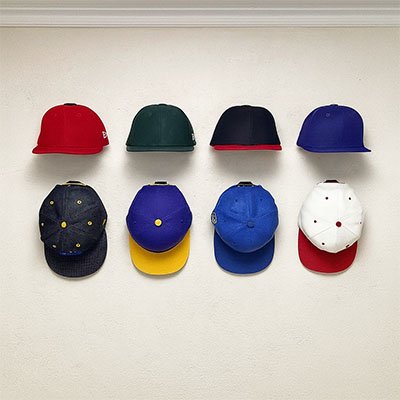 porte casquette aligne sur 2 rangees avec casquettes suspendues