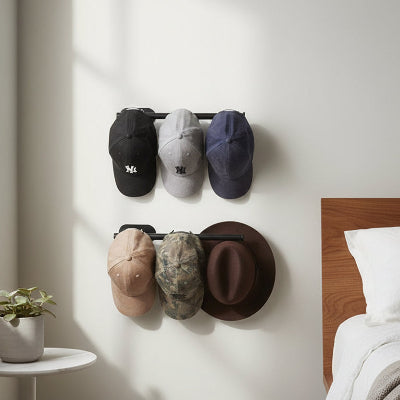 porte casquette mural installé près du lit