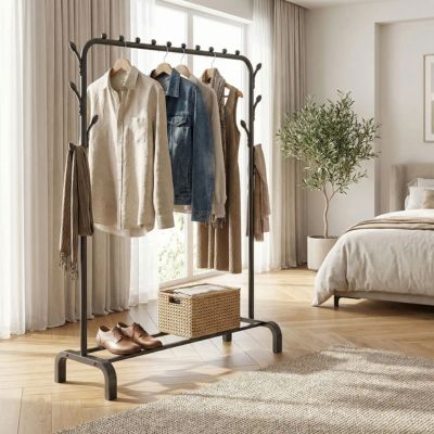 porte vetement avec vêtements suspendus dans chambre