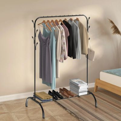 porte vetement noir suspendu robe chemisier etagere chaussures livre