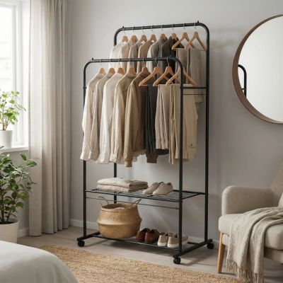 porte vetement noir suspendu vêtement chambre lit fauteuil miroir