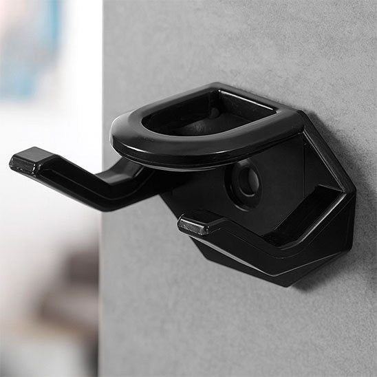 rangement casquette noir fixé à un mur