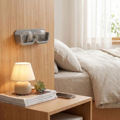 rangement lunette gris fixe au-dessus table de nuit