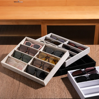 rangement lunette pose l un sur l autre sur  table