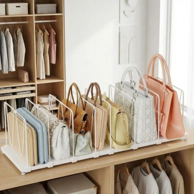 rangement sac à main posé sur étagère îlot dressing