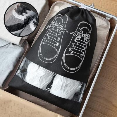 sac à chaussures noir homme dans valise
