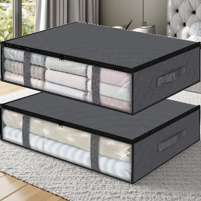 sac de rangement pour vetement gris empile dans chambre