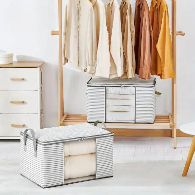 sac de rangement pour vetement gris pose portant vetement bois