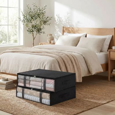 sac de rangement pour vetement noir empile dans chambre
