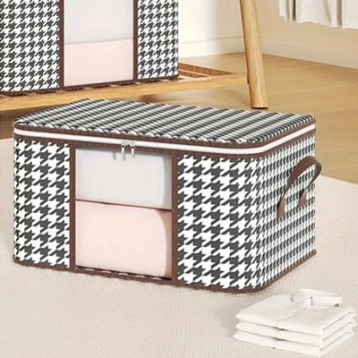 sac de rangement pratique remplit de vêtement près portant bois