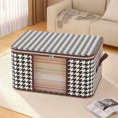 sac de rangement remplit de vêtement pose tapis