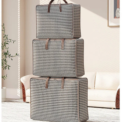 sac de rangement vetement pied de poule empile dans salon 