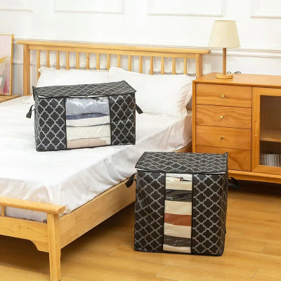 sac de rangement vetement pose sur lit et sol commode 