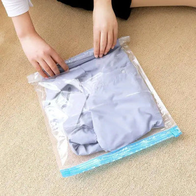 sac sous vide pour vêtement compresse enroule main femme