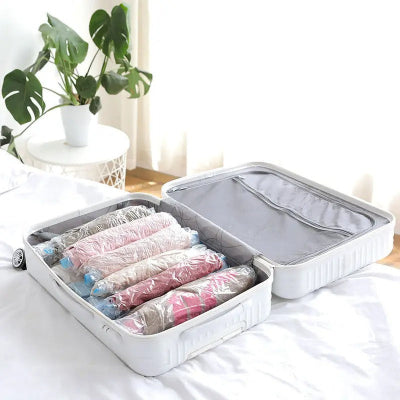 sac sous vide pour vêtement lit valise ouverte optimise espace