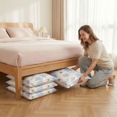 sac sous vide vetement glisse sous le lit femme