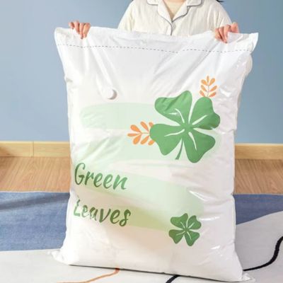 sac sous vide vetement tenu par femme chambre