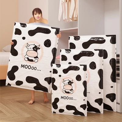 sac vetement sous vide tenu par une femme dressing
