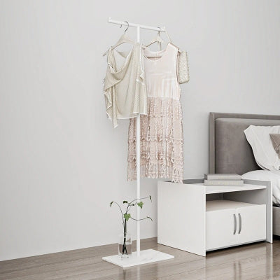 valet de chambre blanc robe debardeur suspendu lit chevet chambre