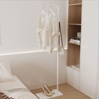 valet de chambre blanc suspendu chemise blouse sac à main 