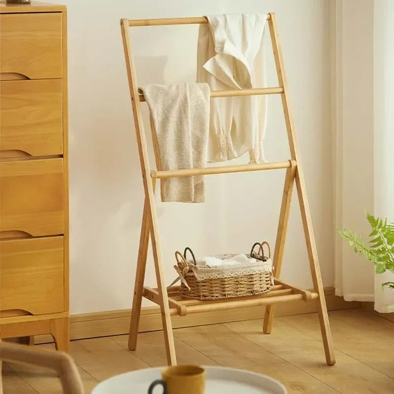 valet de chambre bois minimaliste pull chemise panier étagère