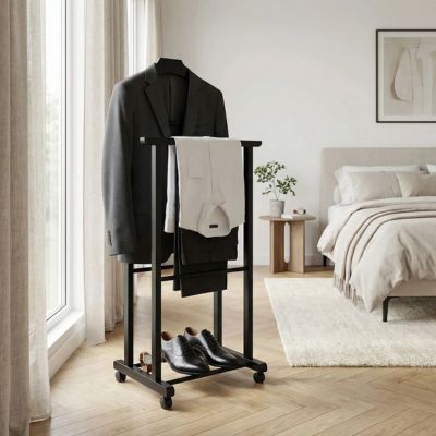 valet de chambre bois pose costume chemise chaussure lit chevet