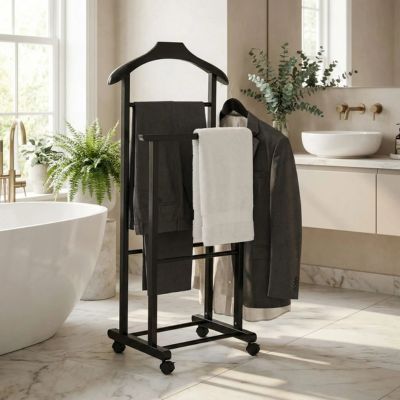 valet de chambre bois pose costume dans salle de bain