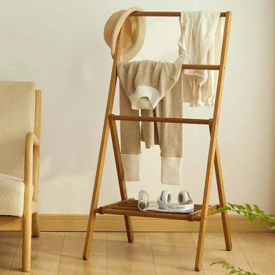 valet de chambre bois suspendu pull chemise chapeau étagère livre