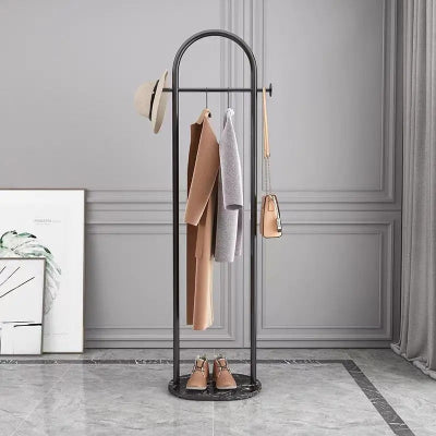 valet de chambre design noir veste manteau chapeau sac suspendu