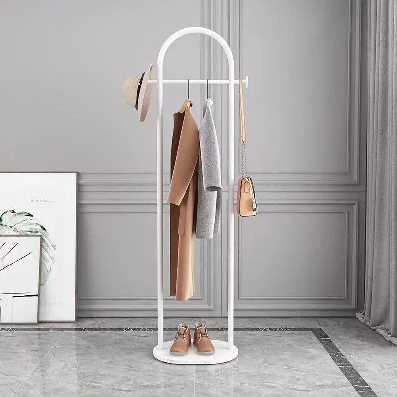 valet de chambre élégant blanc veste manteau chapeau sac suspendu