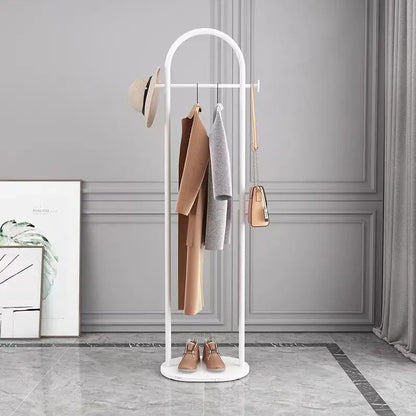 valet de chambre élégant blanc veste manteau chapeau sac suspendu
