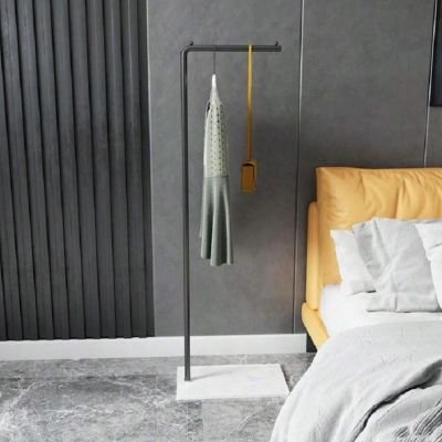 valet de chambre noir robe et sac suspendu chambre