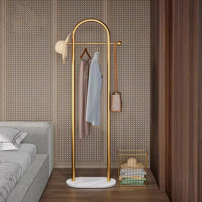 valet de chambre raffiné doré veste pantalon chapeau sac suspendu