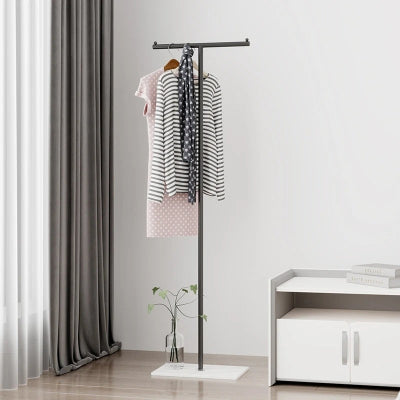 valet de chambre robe t-shirt suspendu fenetre chevet chambre