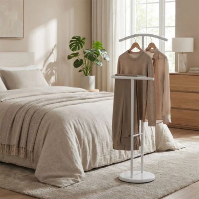 valet de chambre suspendu pull chemise pantalon lit commode fenêtre