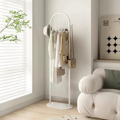 valet de nuit blanc robe chemise suspendu fauteuil