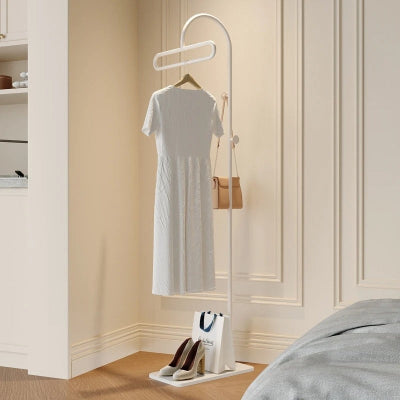 valet de nuit design crème suspendu vêtements chambre lit